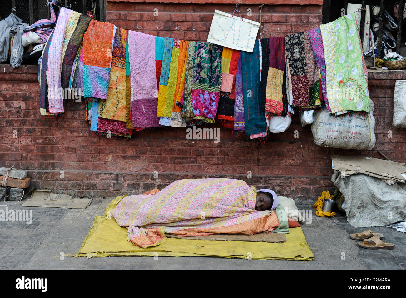 INDIA Westbengal, Calcutta, senzatetto, vendita di patchwork coperte / INDIEN, Westbengalen, Calcutta, Obdachlose Foto Stock
