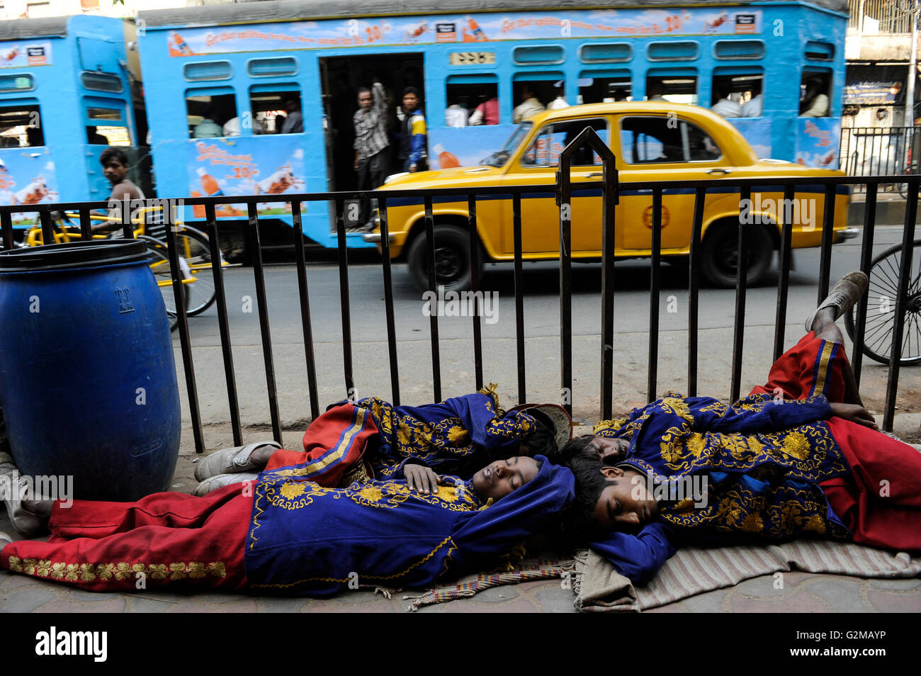 INDIA Westbengal, Calcutta, su MG Road sleeping musicisti di brass band / INDIEN, Westbengalen, Calcutta, auf der Mahatma Gandhi Road schlafende Musiker in uniforme einer Blaskapelle Foto Stock