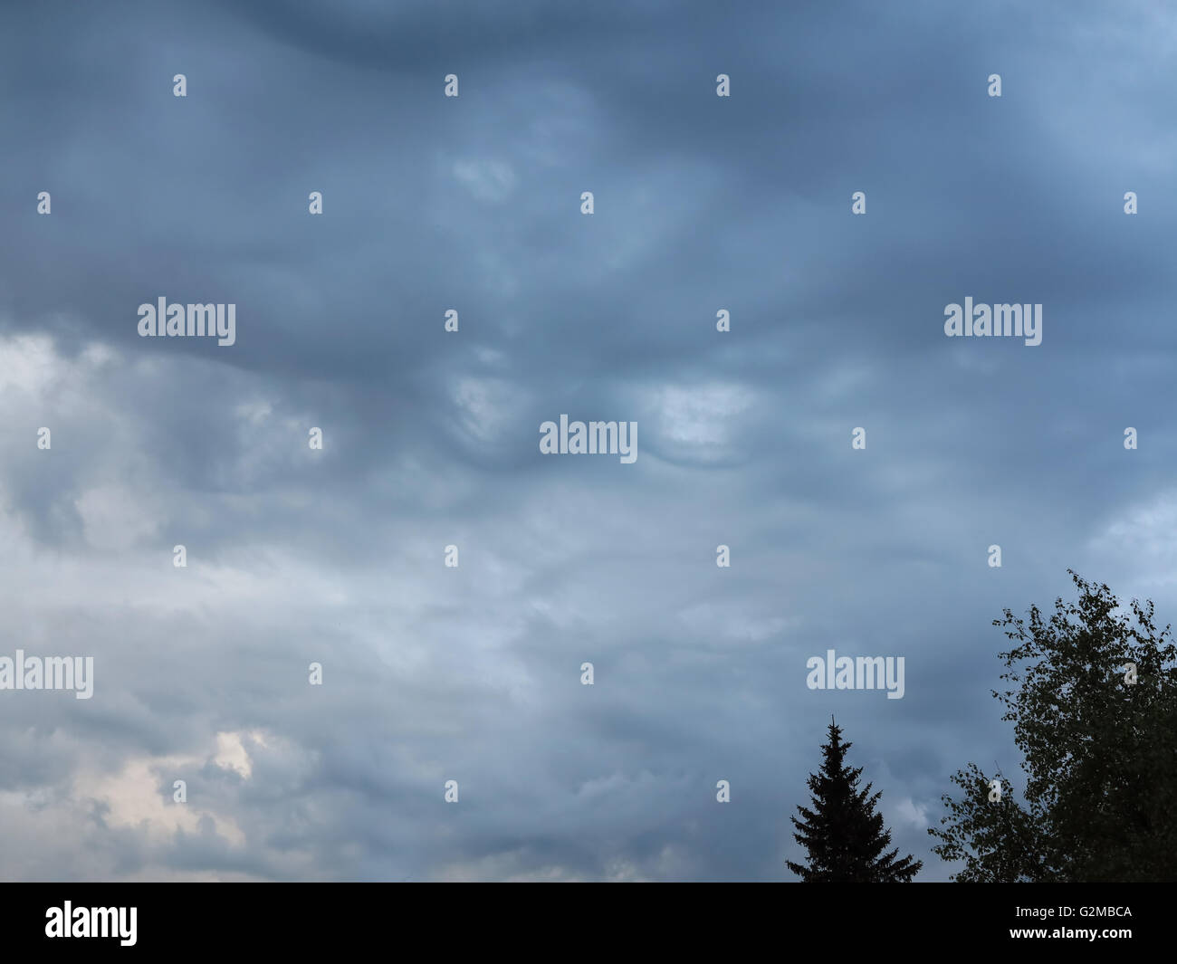 Bizzarre nuvole - urti sul cielo Foto Stock