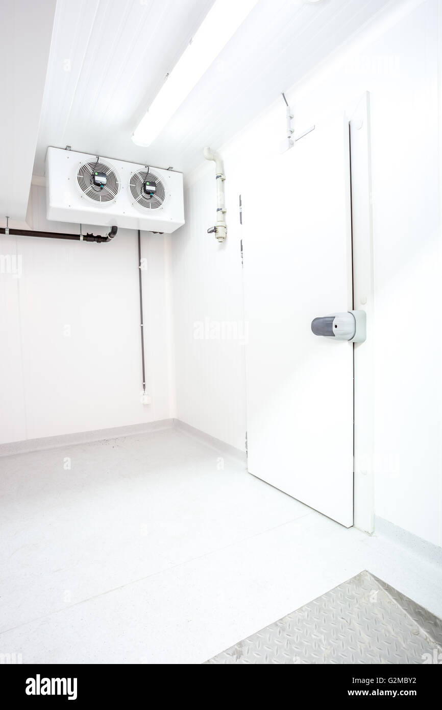 Tirare la maniglia di una porta di un frigorifero Foto Stock