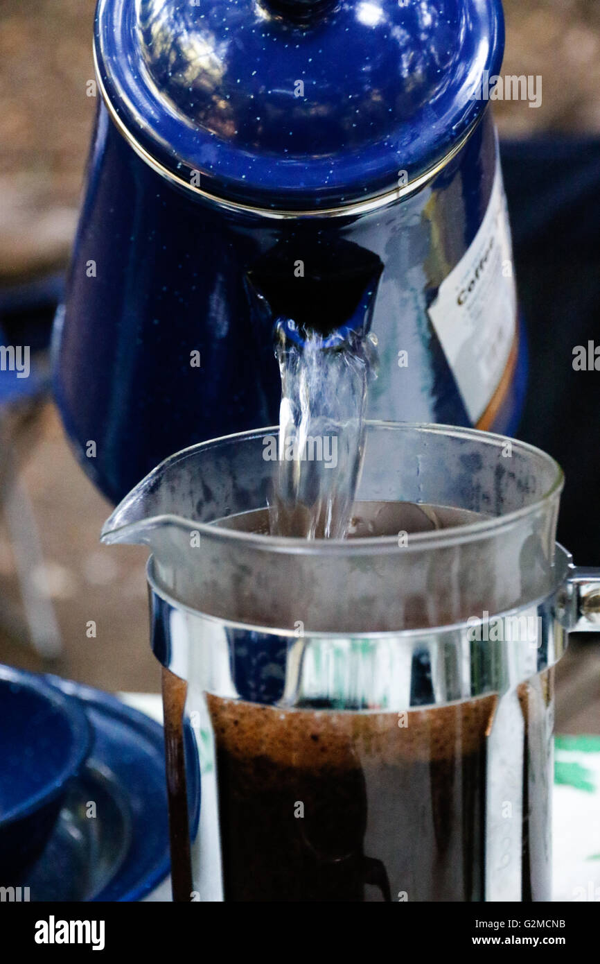 Tabella per il campeggio con una pressa francese e caffè Foto Stock