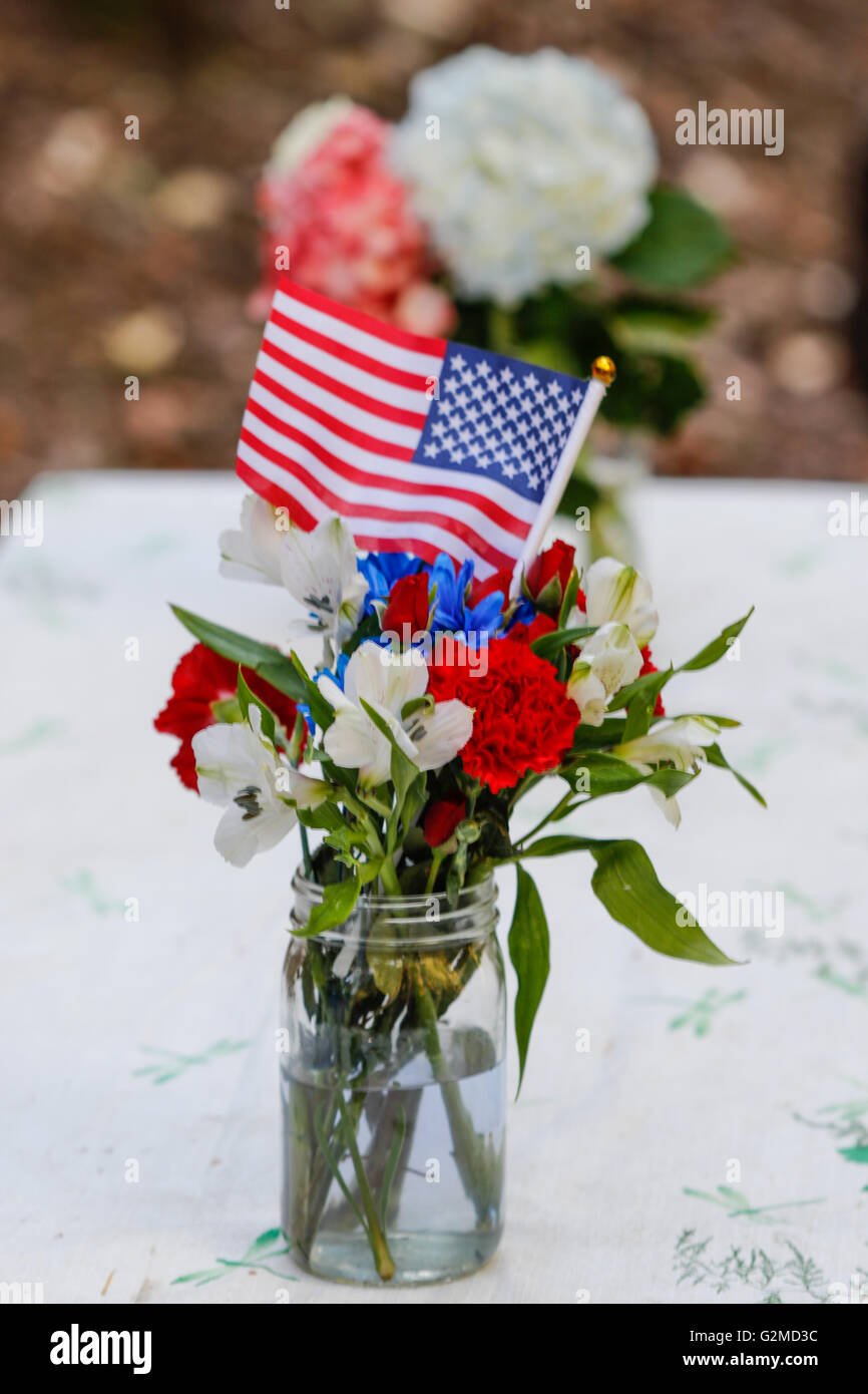 Tabella per il campeggio con bandierine americane Foto Stock