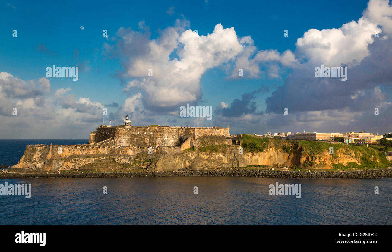 Impostazione della luce solare su fortezza El Morro, centro storico, San Juan, Puerto Rico Foto Stock