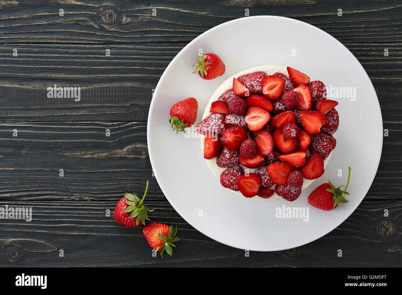 Berry la torta su sfondo scuro Foto Stock