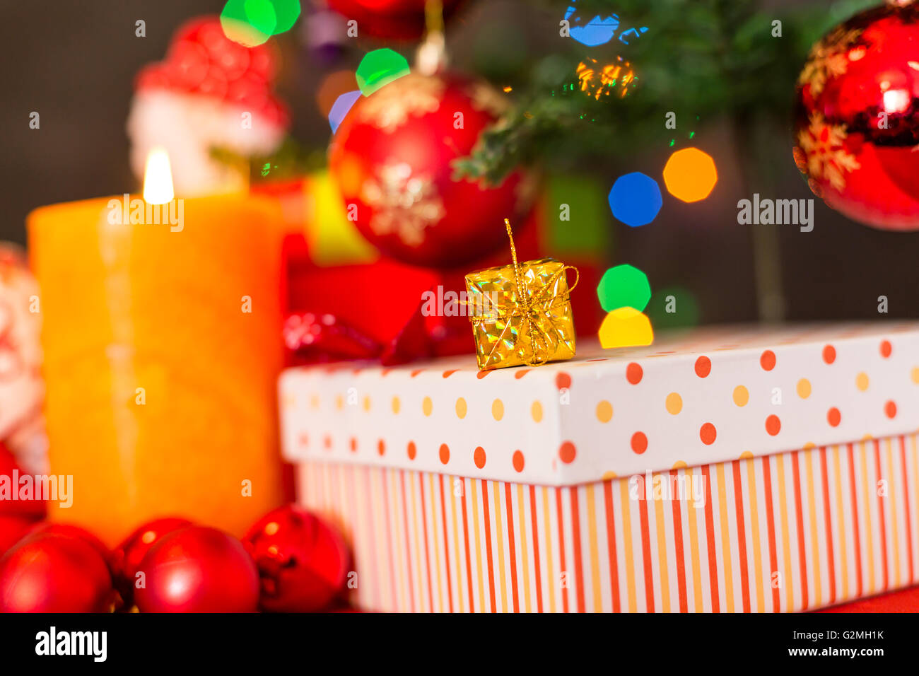 Composizione di Natale con le palle di Natale e la decorazione di Natale con la neve e star Foto Stock