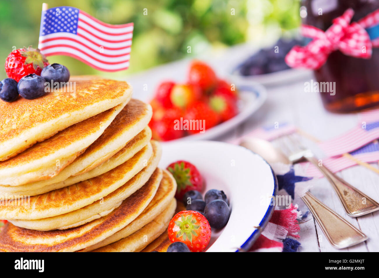 Una pila di frittelle fatte in casa con frutta fresca. Foto Stock