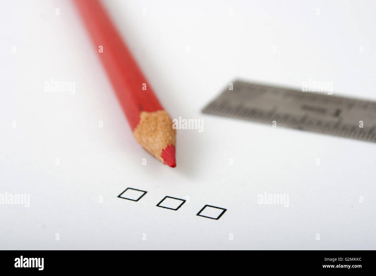 Casella di controllo nero bianco pagina matita rossa e un ruller Foto Stock