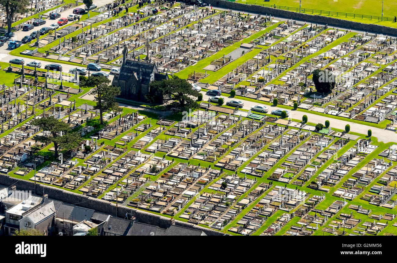 Antenna, Nuovo cimitero, Bohermore, cimitero centrale con tombe in pietra, Galway,, County Clare,,, Europa, vista aerea, Foto Stock