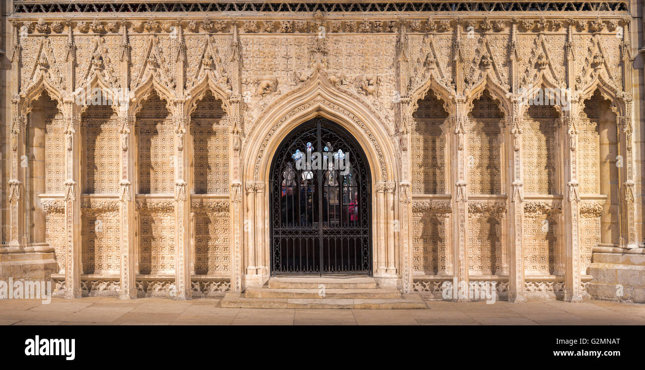Schermo di pietra che separa la navata dal coro della cattedrale di Lincoln, Inghilterra. Foto Stock