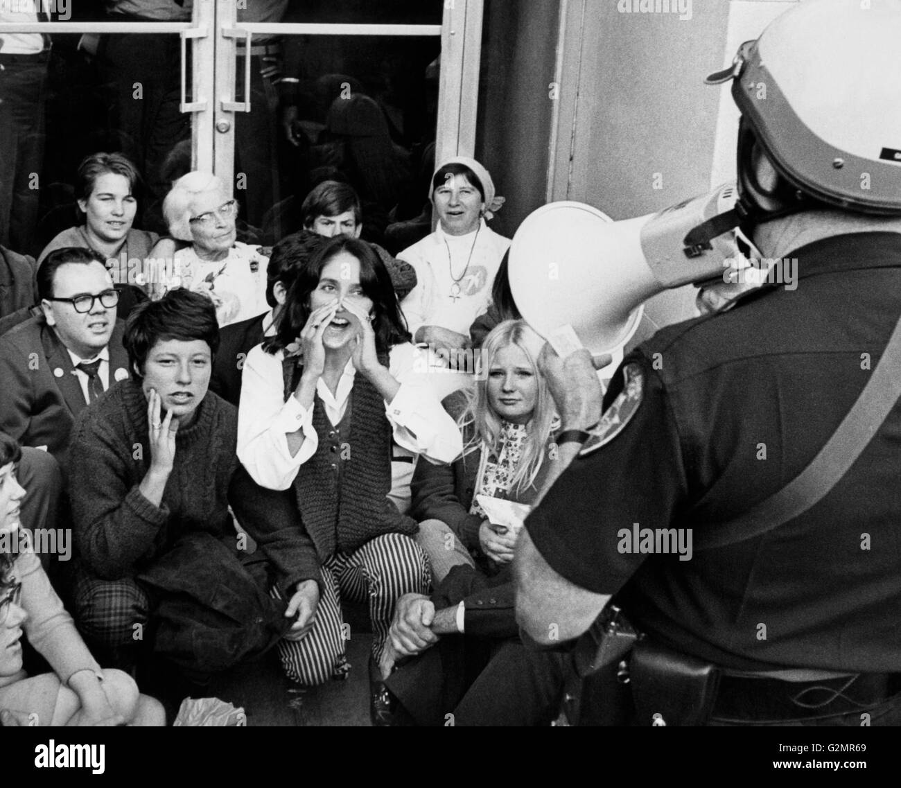 Oakland,cantante Joan Baez durante una dimostrazione antiwar,1967 Foto Stock