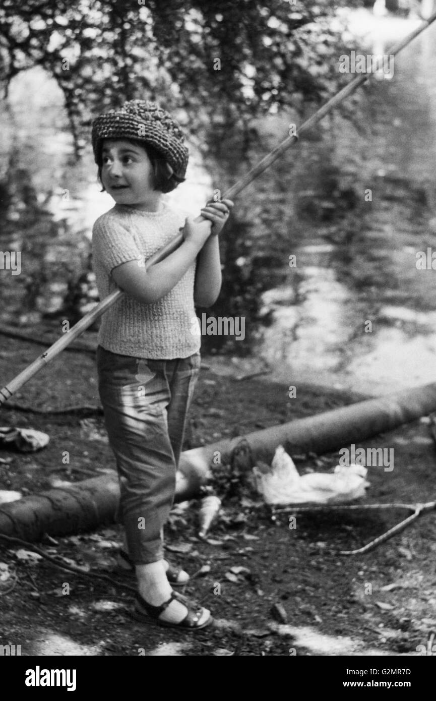 Pesca sportiva per i ragazzi nei laghetti in giardino zoologico di Roma,1960-70 Foto Stock