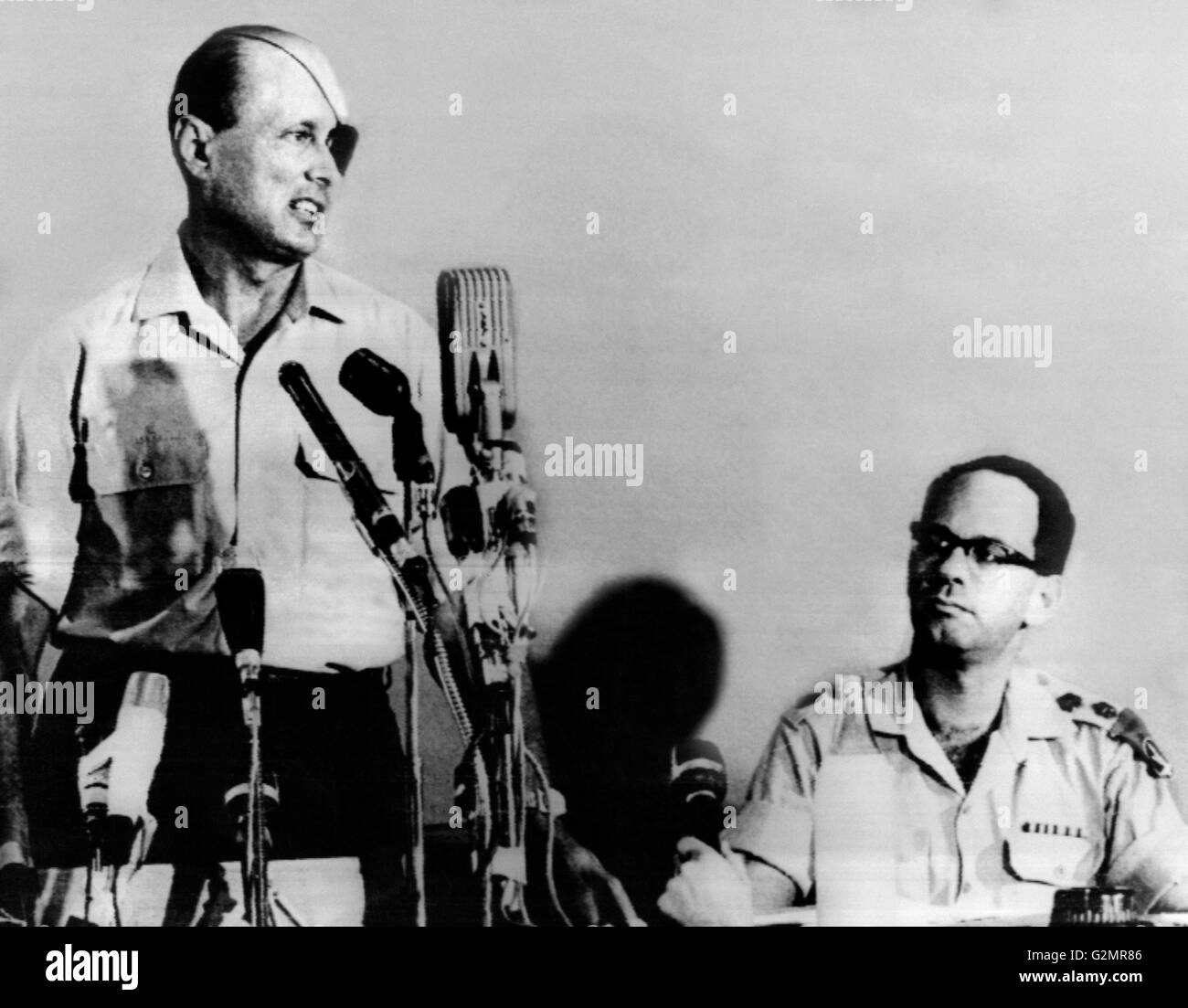 Israele,tel aviv,generale Moshe Dayan sulla sinistra,dopo una visita al Sinai,1967 Foto Stock