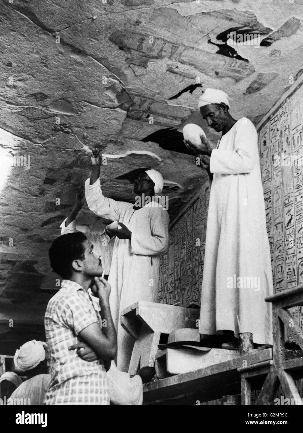 Restauro dei geroglifici della tomba di Seti I,Luxor 1960 Foto Stock