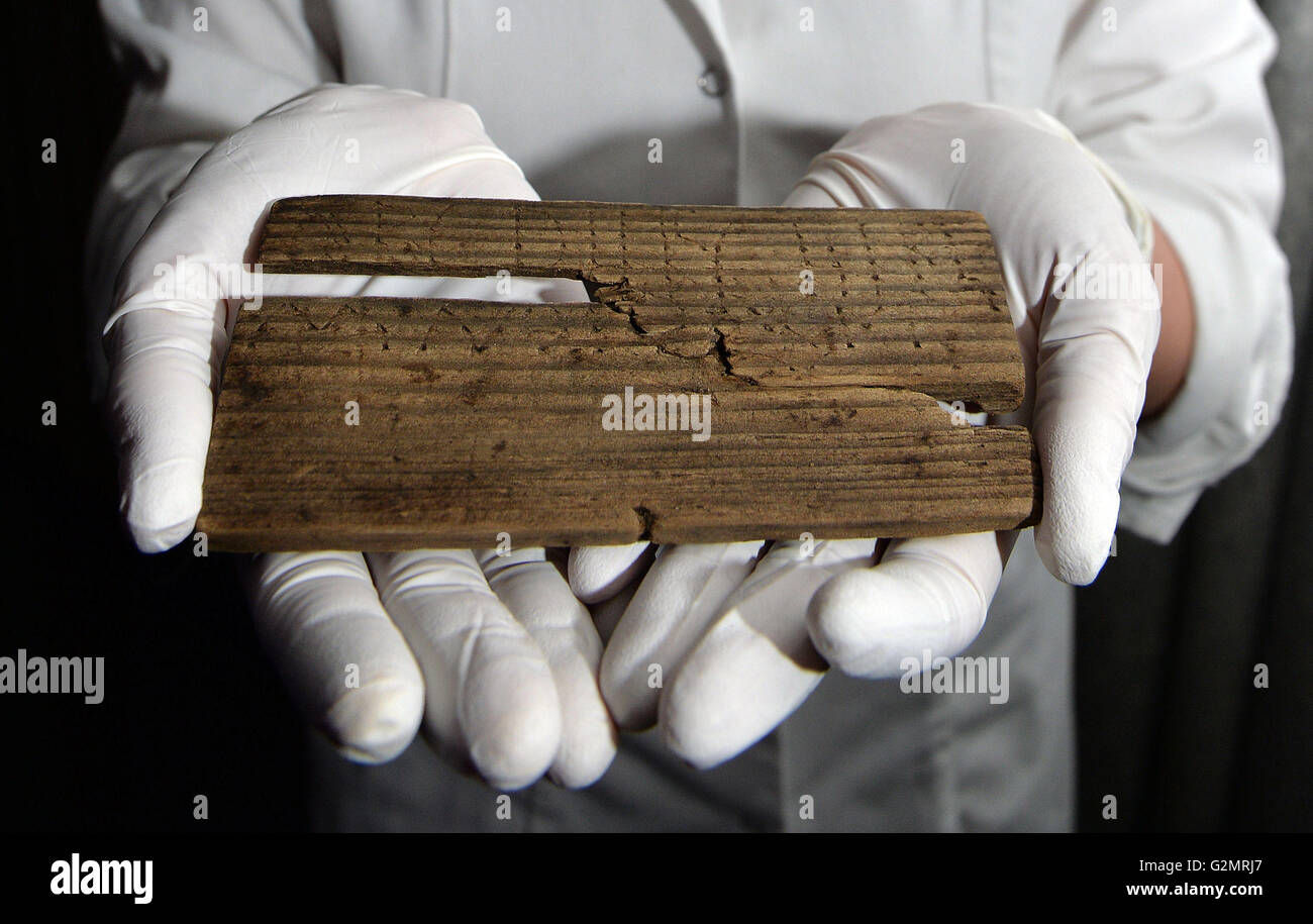Luisa Duarte, un conservatore per il Museo di Londra, è in possesso di un pezzo di legno con l'alfabeto romano scritto su di esso in ANNUNCIO 60/62, che è stato trovato durante gli scavi per la Bloomberg il nuovo quartier generale europeo nella città di Londra. Foto Stock