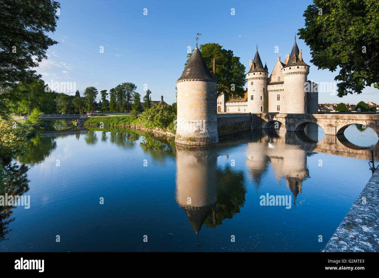 Moated il castello, il Castello di Sully, Sully-sur-Loire, Loiret, Regione centrale, Francia Foto Stock