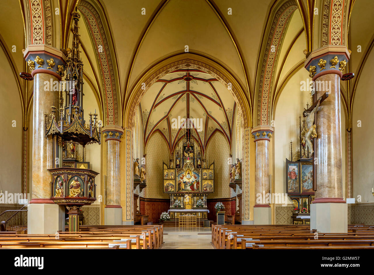 Interno con pulpito e coro del neo-gotica chiesa parrocchiale di Santa Maria Assunta, costruita da Matthias Berger, Partenkirchen Foto Stock