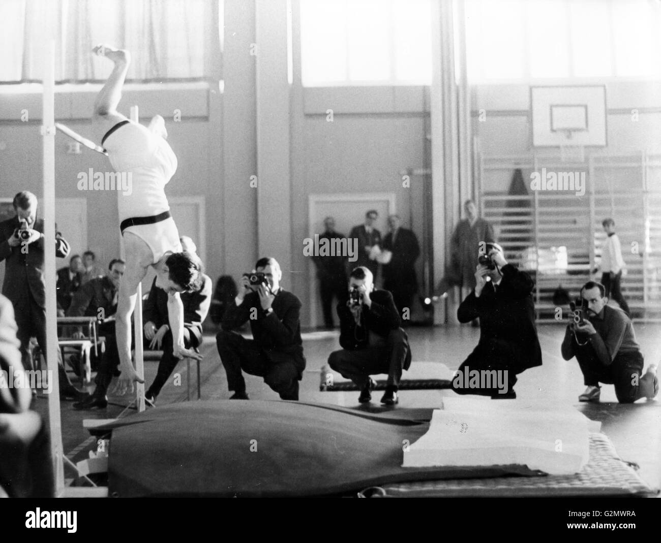 Goran fredricksson il salto in alto,piscina campionato,Stoccolma,1962 Foto Stock