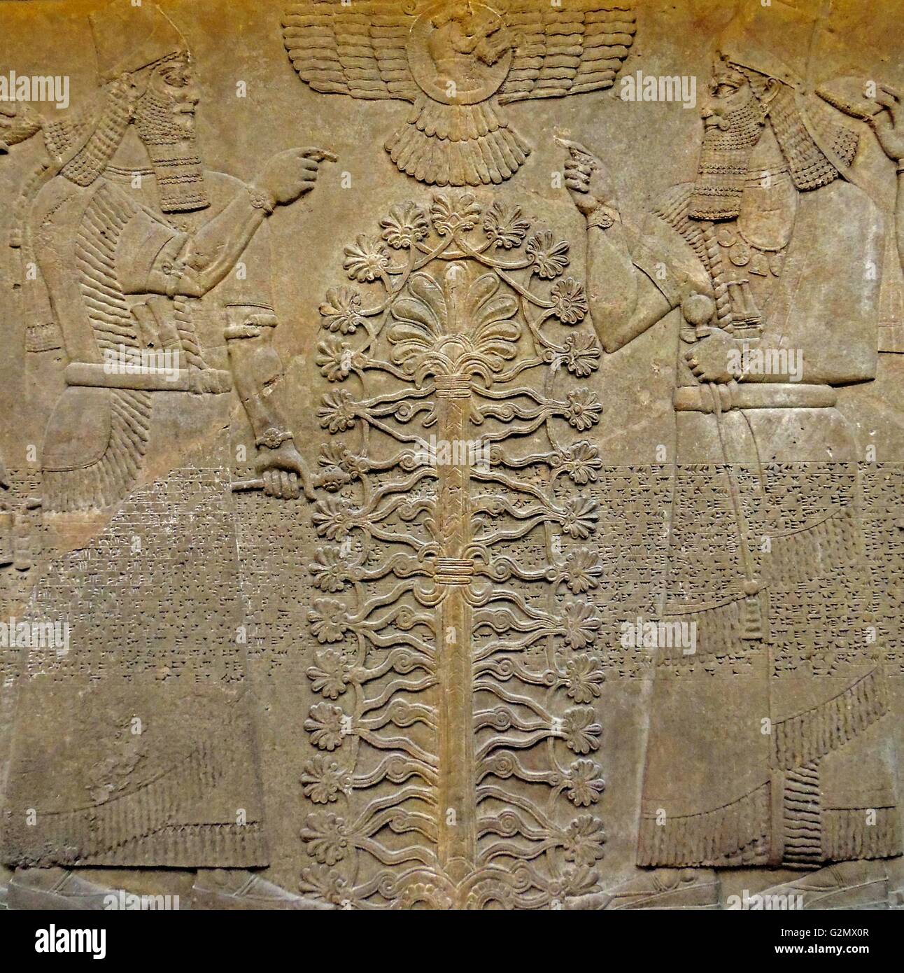 Scena simbolica. Assira, circa 865-860 A.C. Re Ashurnasirpal appare due volte, vestito di vesti rituali e tenendo il macis simboleggia autorità. Foto Stock