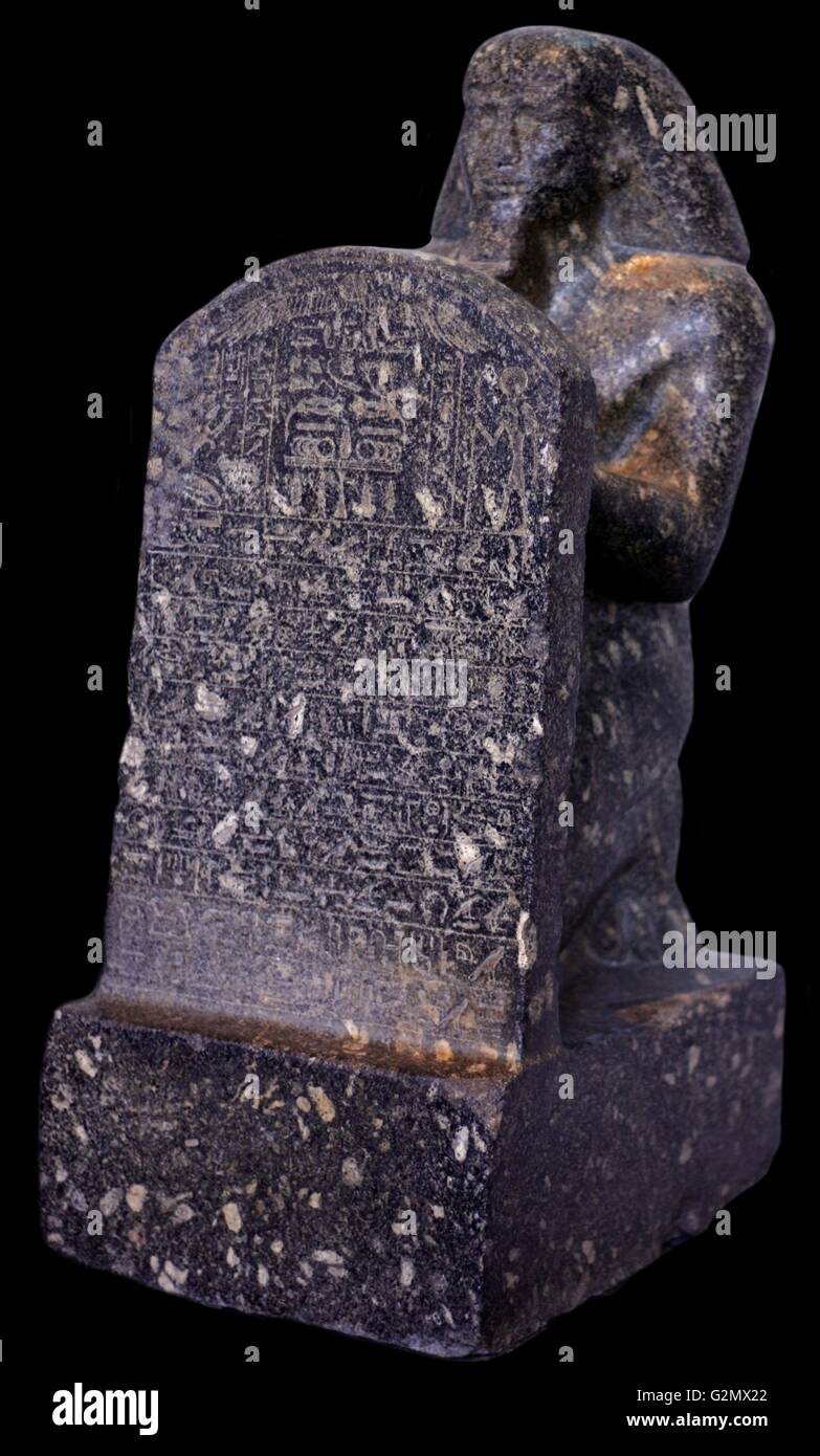 Inginocchiato statua di Montuemhat tenendo una stele, probabilmente da Montuemhat la tomba a Tebe. Foto Stock