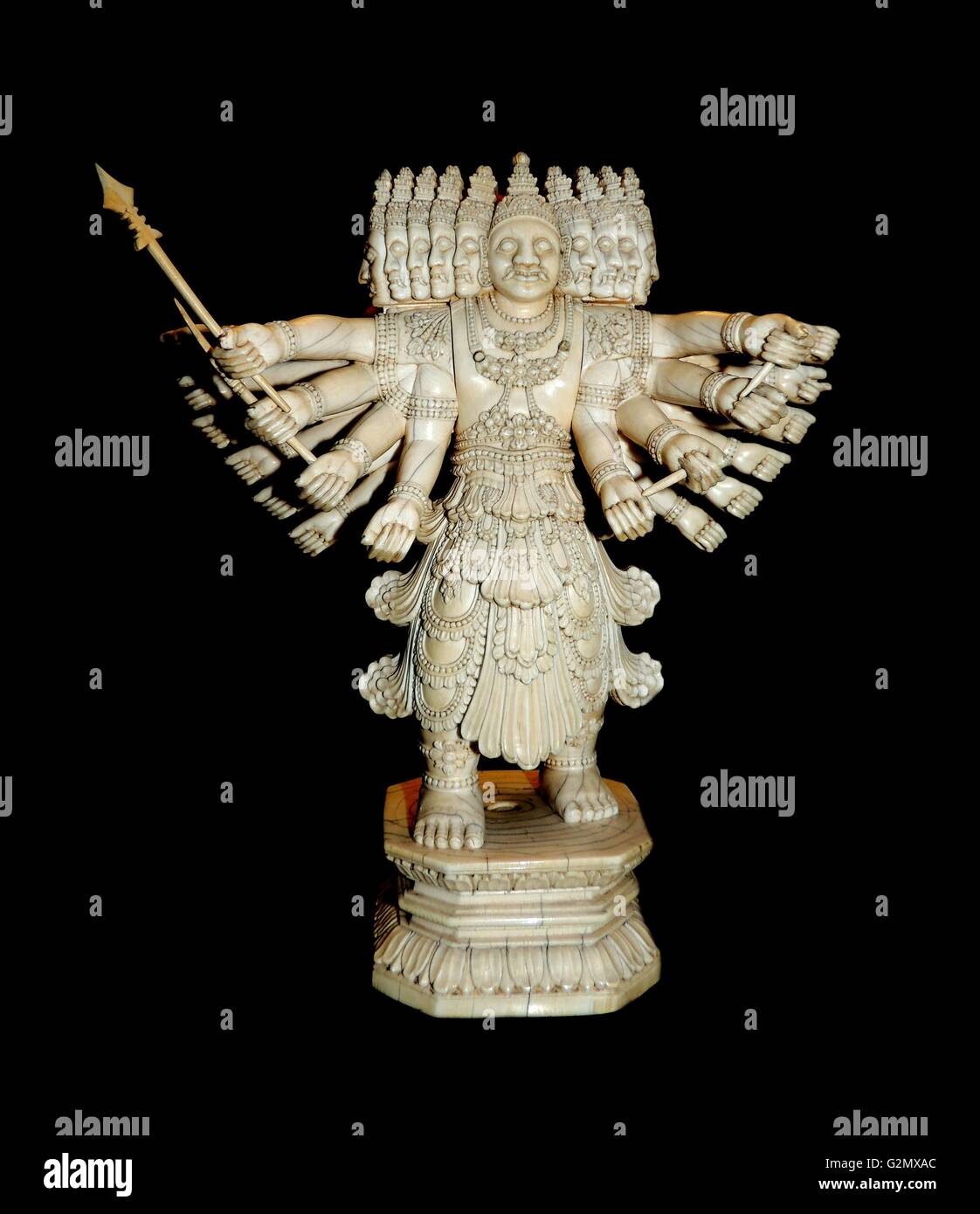 Pezzi in avorio dalla corte reale di Kandy. Il Palazzo Reale di Kandy è l'ultima residenza reale del Regno di Kandy e in Sri Lanka. L'ultimo re di risiedere in fu il Re Sri Vikrama Rajashinha finché egli fu distrutta dagli Inglesi nel 1815 con l'aiuto dell'Kandian chieftains. Foto Stock