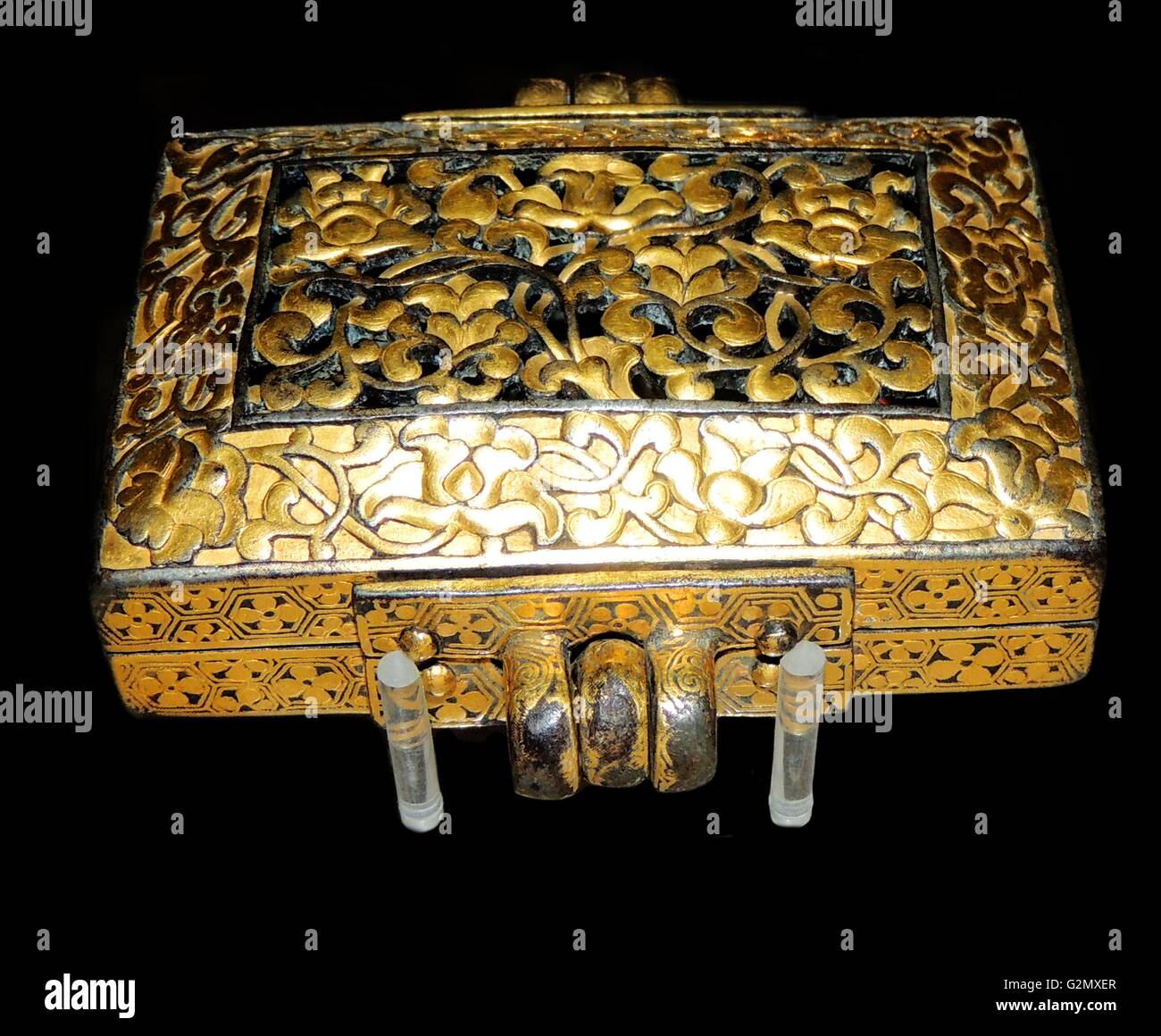 Talismano Box del xviii secolo D.C. Il Tibet. Ferro dorato con intarsio niello. Foto Stock