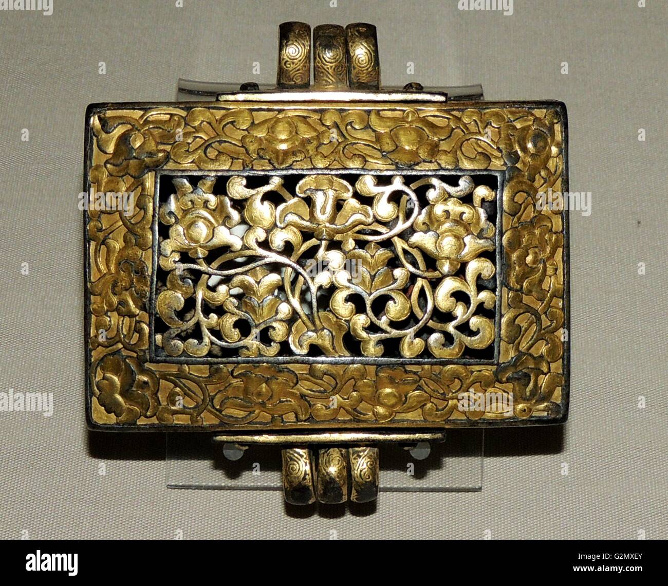 Talismano Box del xviii secolo D.C. Il Tibet. Ferro dorato con intarsio niello. Foto Stock