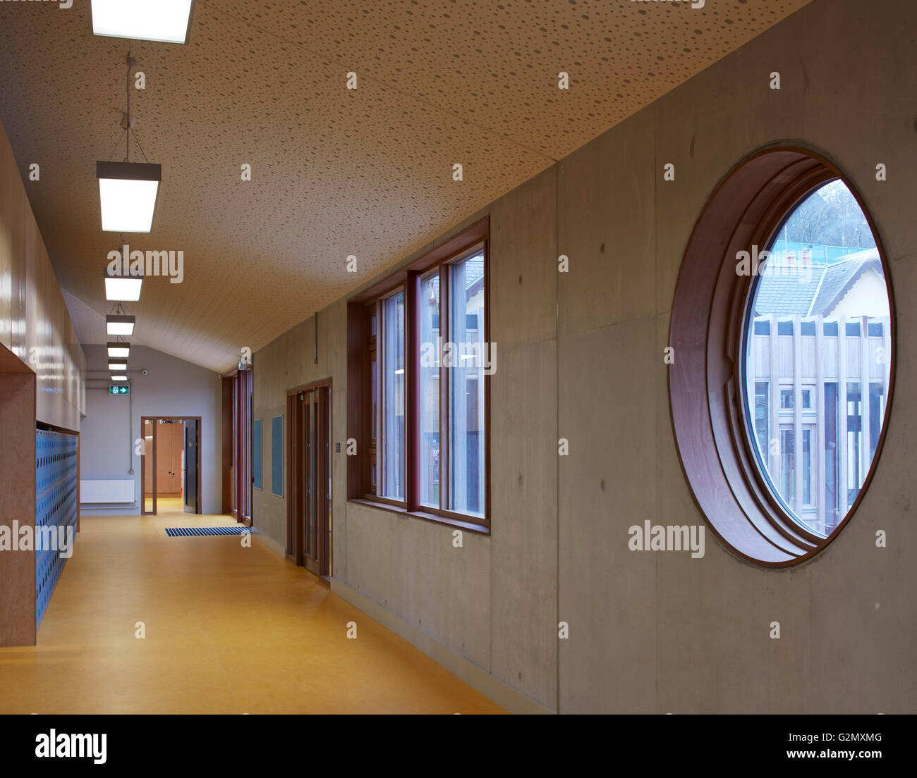 Corridoio con armadietti e fenestrazione. Sant Angela's College Cork, Cork, Irlanda. Architetto: O'Donnell Tuomey Architects, 2016. Foto Stock