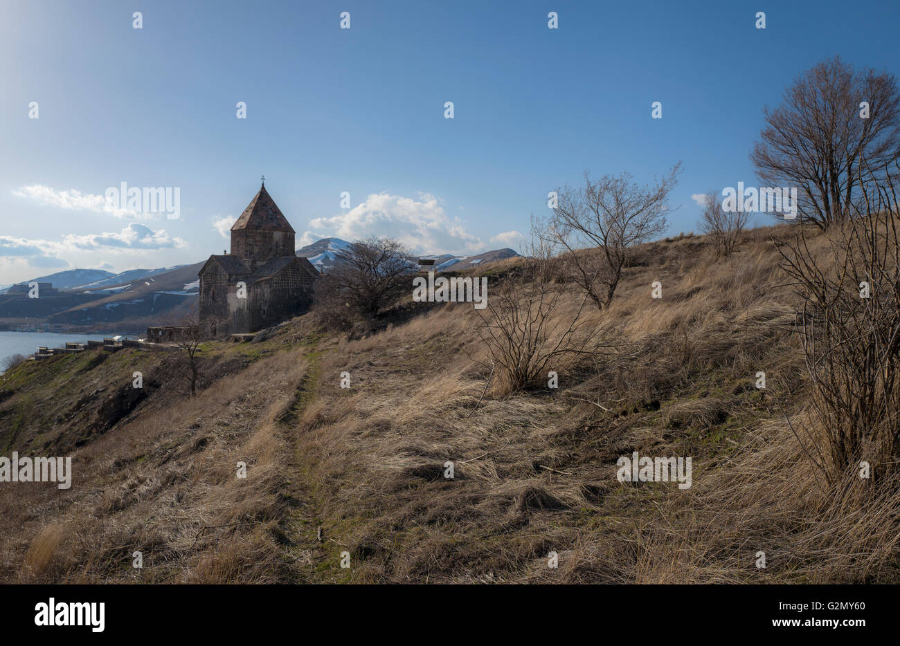 Vista sul monastero Sevanavank nei pressi del Lago Sevan e le montagne nevose Foto Stock