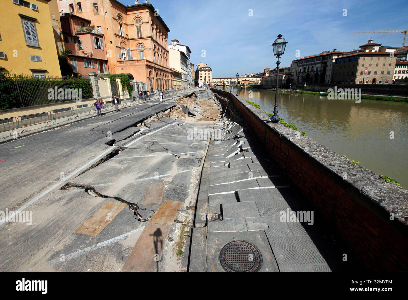 FLORENCCE,ars sono trainati via dopo un abisso dal fiume Arno, a Firenze . Un baratro della misura di circa 200 metri Foto Stock