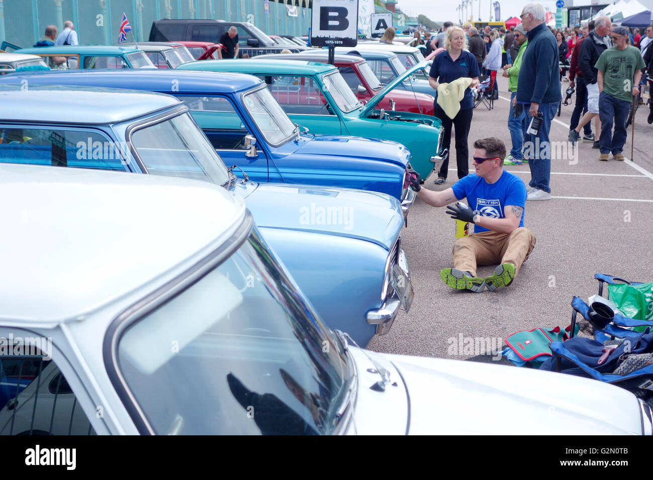 L'uomo la lucidatura di un classico British Mini alla fine dell'London-Brighton Mini Run, 2016 Foto Stock
