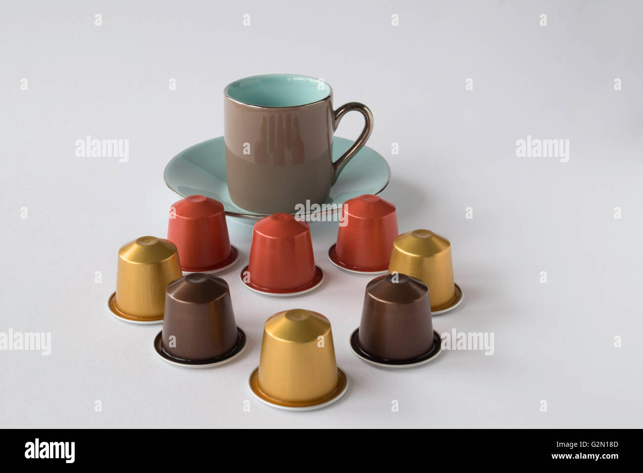 Smart tazzina e piattino con selezione di cialde di caffè su sfondo bianco Foto Stock