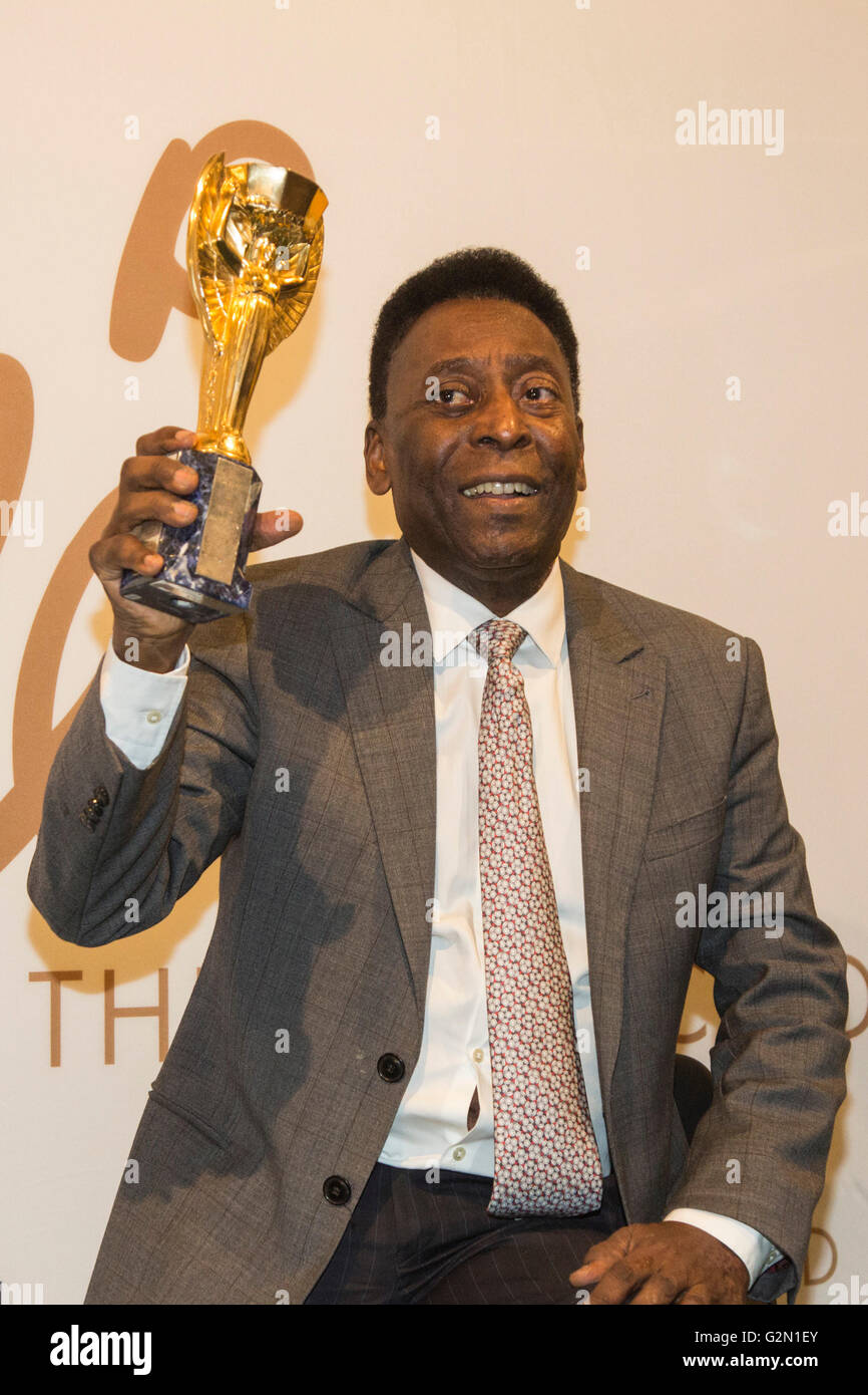 Londra, Regno Unito. 1 Giugno 2016. Pele mantiene la sua copia di Jules Rimet Trophy a photocall. Brasiliano leggenda calcistica assiste l'anteprima di stampa di Pele - La collezione, una vendita di di Pele oggetti personali gestito da Julien's aste al Mall Galleries a Londra. Le principali includono di Pele Jules Rimet Trophy; 1958, 1962 e 1970 World Cup medaglie; Santos FC gioco usurato maglioni e scarponi; premi ricevuti durante la riproduzione con Santos FC; il suo 1977 New York Cosmos campionato NASL anello; FIFA Player del secolo premio; L'Equipe atleta del secolo premio; 2007 presidente della FIFA's Award e la torcia usato da Pele Foto Stock