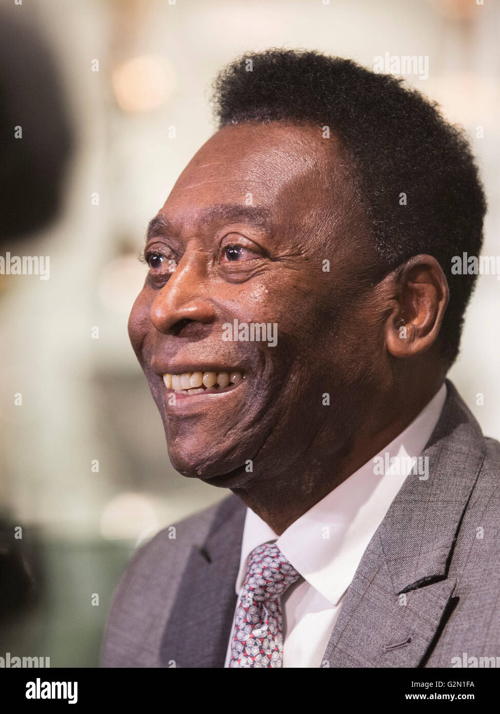 Londra, Regno Unito. 1 Giugno 2016. Brasiliano leggenda calcistica assiste l'anteprima di stampa di Pele - La collezione, una vendita di di Pele oggetti personali gestito da Julien's aste al Mall Galleries a Londra. Le principali includono di Pele Jules Rimet Trophy; 1958, 1962 e 1970 World Cup medaglie; Santos FC gioco usurato maglioni e scarponi; premi ricevuti durante la riproduzione con Santos FC; il suo 1977 New York Cosmos campionato NASL anello; FIFA Player del secolo premio; L'Equipe atleta del secolo premio; 2007 presidente della FIFA's Award e la torcia usato da Pele quando correva nel 2004 Olimpiadi di estate relè torcia. Foto Stock