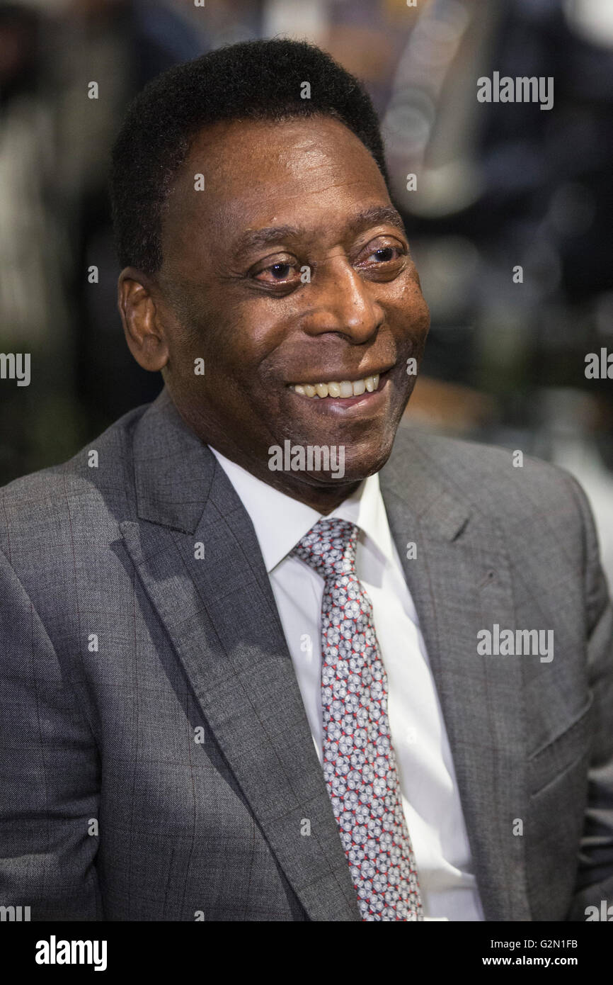 Londra, Regno Unito. 1 Giugno 2016. Brasiliano leggenda calcistica assiste l'anteprima di stampa di Pele - La collezione, una vendita di di Pele oggetti personali gestito da Julien's aste al Mall Galleries a Londra. Le principali includono di Pele Jules Rimet Trophy; 1958, 1962 e 1970 World Cup medaglie; Santos FC gioco usurato maglioni e scarponi; premi ricevuti durante la riproduzione con Santos FC; il suo 1977 New York Cosmos campionato NASL anello; FIFA Player del secolo premio; L'Equipe atleta del secolo premio; 2007 presidente della FIFA's Award e la torcia usato da Pele quando correva nel 2004 Olimpiadi di estate relè torcia. Foto Stock