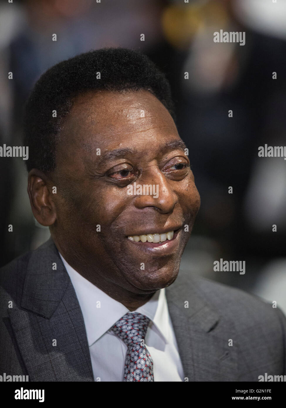 Londra, Regno Unito. 1 Giugno 2016. Brasiliano leggenda calcistica assiste l'anteprima di stampa di Pele - La collezione, una vendita di di Pele oggetti personali gestito da Julien's aste al Mall Galleries a Londra. Le principali includono di Pele Jules Rimet Trophy; 1958, 1962 e 1970 World Cup medaglie; Santos FC gioco usurato maglioni e scarponi; premi ricevuti durante la riproduzione con Santos FC; il suo 1977 New York Cosmos campionato NASL anello; FIFA Player del secolo premio; L'Equipe atleta del secolo premio; 2007 presidente della FIFA's Award e la torcia usato da Pele quando correva nel 2004 Olimpiadi di estate relè torcia. Foto Stock