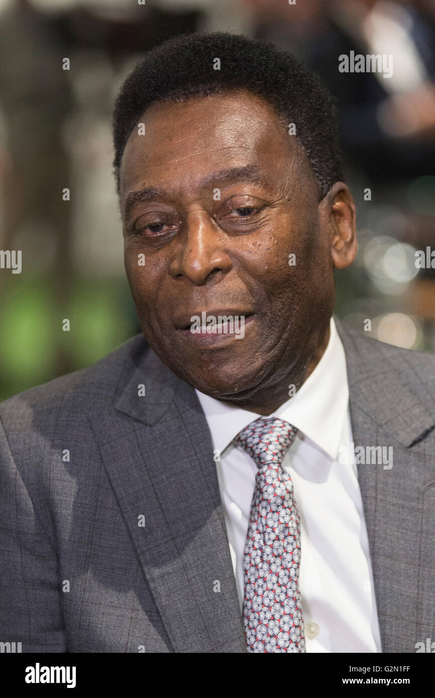 Londra, Regno Unito. 1 Giugno 2016. Brasiliano leggenda calcistica assiste l'anteprima di stampa di Pele - La collezione, una vendita di di Pele oggetti personali gestito da Julien's aste al Mall Galleries a Londra. Le principali includono di Pele Jules Rimet Trophy; 1958, 1962 e 1970 World Cup medaglie; Santos FC gioco usurato maglioni e scarponi; premi ricevuti durante la riproduzione con Santos FC; il suo 1977 New York Cosmos campionato NASL anello; FIFA Player del secolo premio; L'Equipe atleta del secolo premio; 2007 presidente della FIFA's Award e la torcia usato da Pele quando correva nel 2004 Olimpiadi di estate relè torcia. Foto Stock