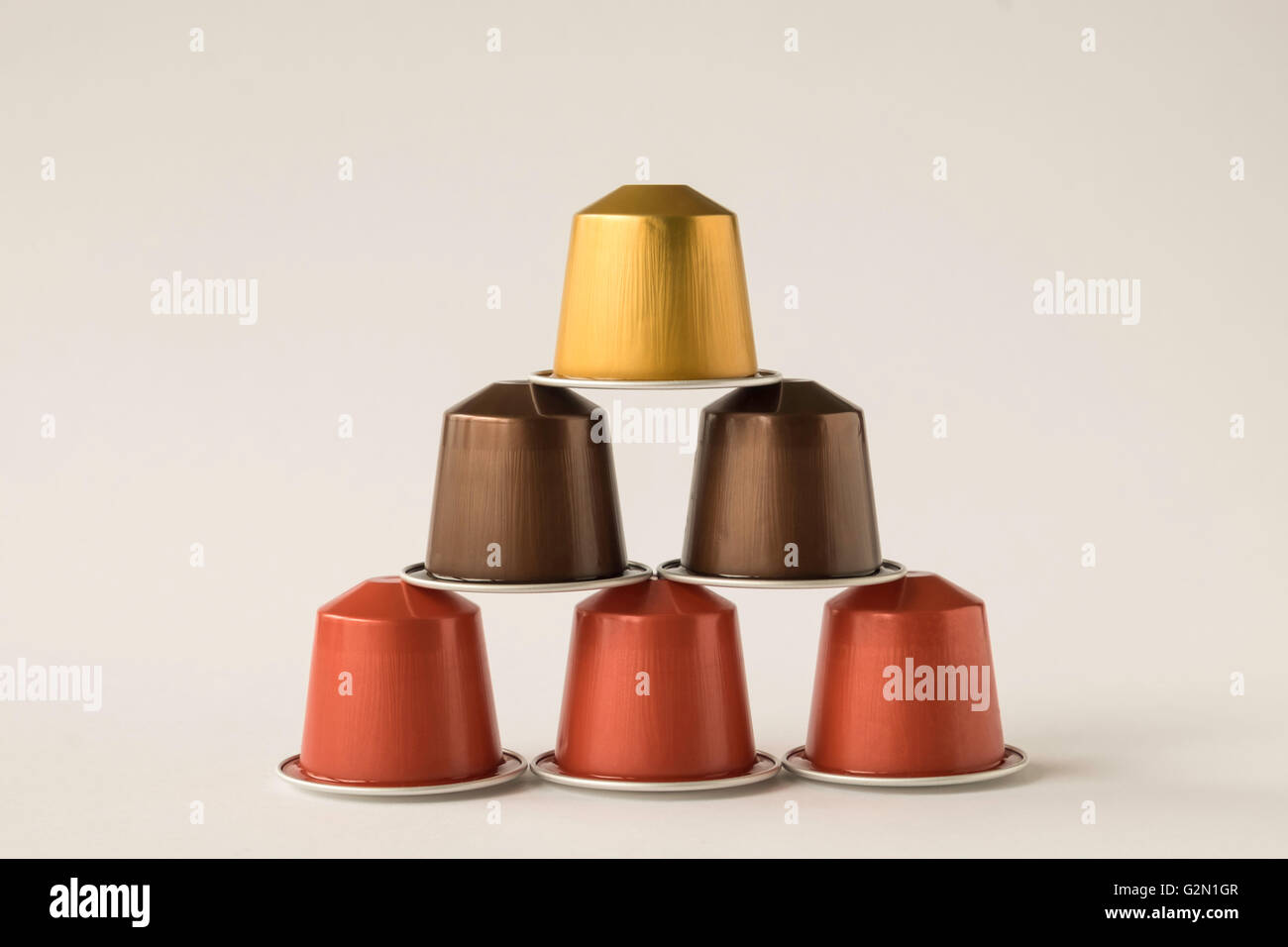 Raccolta di cialde di caffè contro uno sfondo bianco Foto Stock