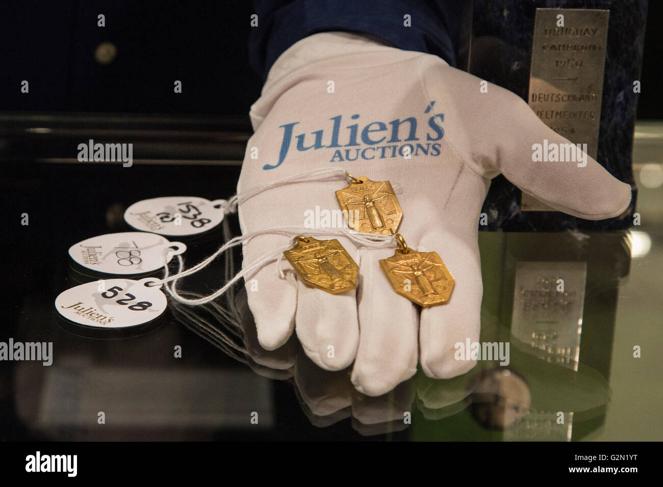 Londra, Regno Unito. 1 Giugno 2016. Nella foto: Pele di Coppa del mondo di medaglie. Premere Anteprima di Pele - La collezione, una vendita gestito da Julien's aste al Mall Galleries. Le principali includono di Pele Jules Rimet Trophy; 1958, 1962 e 1970 World Cup medaglie; Santos FC gioco usurato maglioni e scarponi; premi ricevuti durante la riproduzione con Santos FC; il suo 1977 New York Cosmos campionato NASL anello; FIFA Player del secolo premio; L'Equipe atleta del secolo premio; 2007 presidente della FIFA's Award e la torcia usato da Pele quando correva nel 2004 Olimpiadi di estate relè torcia. Foto Stock