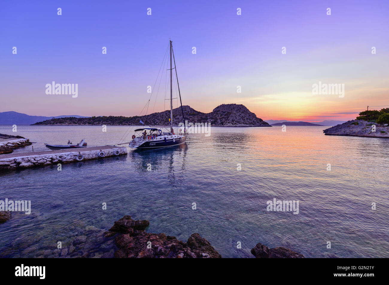 Un magnifico tramonto al Aponissos cove, su Agistri isola nel Golfo Saronico, un'ora di viaggio dal porto del Pireo, il principale porto della Grecia Foto Stock