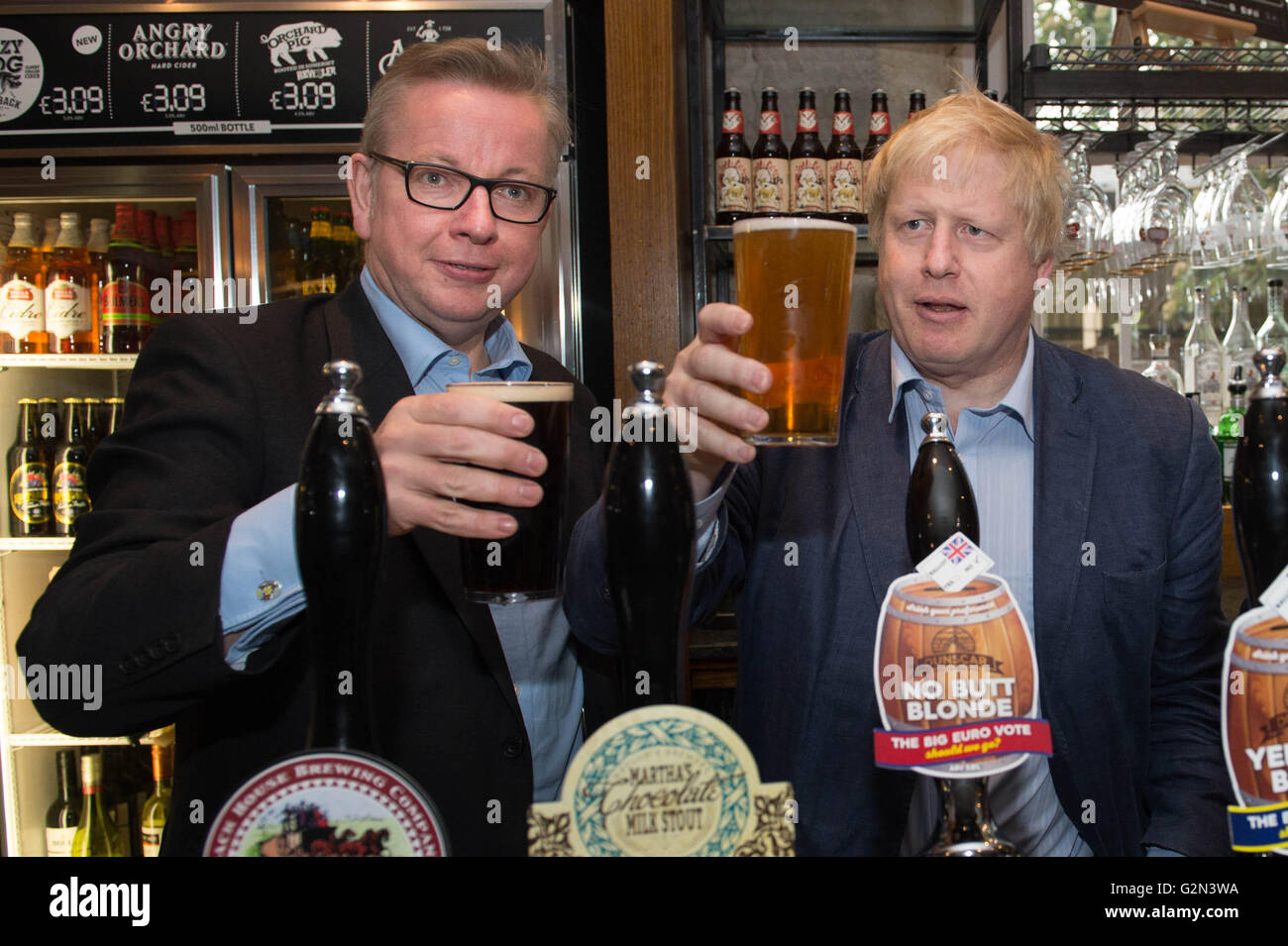 Michael Gove e Boris Johnson (destra) tirare pinte di birra presso la vecchia cappella pub in Darwen Lancashire, come parte della votazione lasciare UE campagna referendaria. Foto Stock