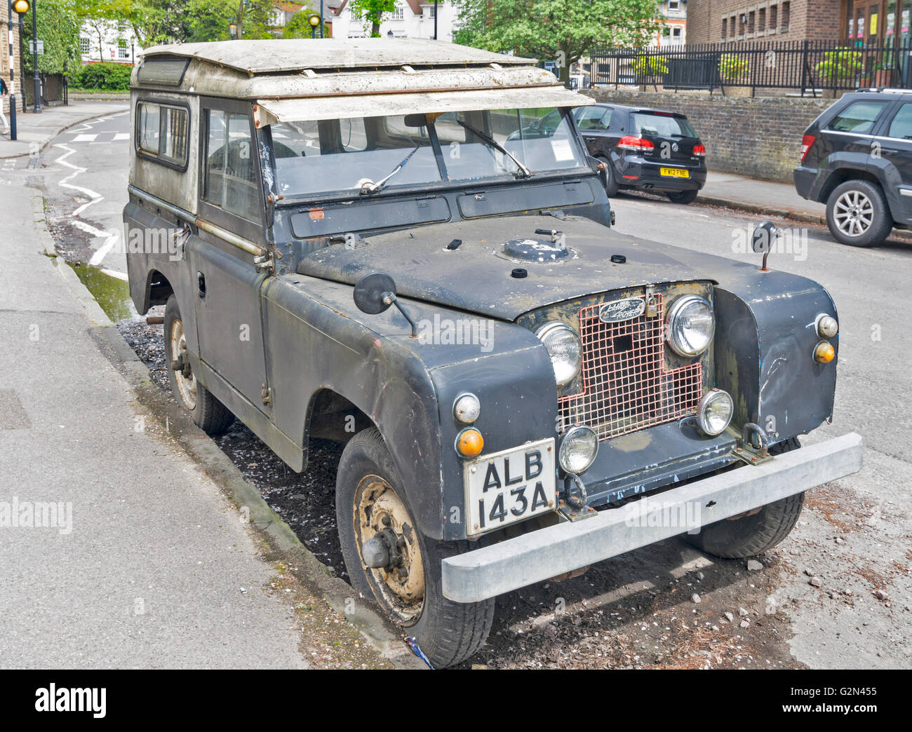 OXFORD CITY UN VECCHIO LAND ROVER VEICOLO PARCHEGGIATO IN COWLEY PLAIN Foto Stock