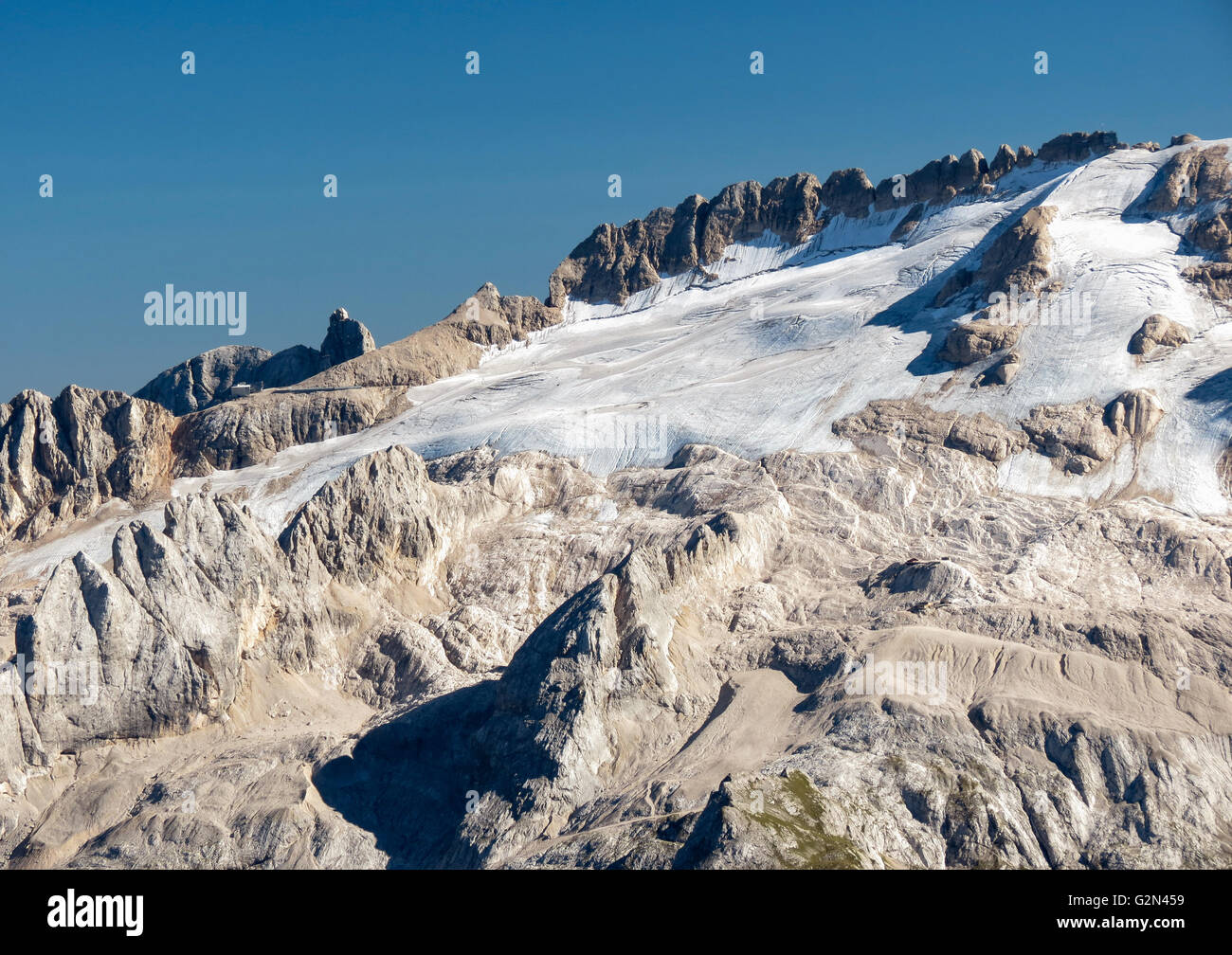 Il gruppo montuoso della Marmolada. Lato nord con il glacierClimate riscaldamento sulle Dolomiti. Alpi Italiane. Europa. Foto Stock