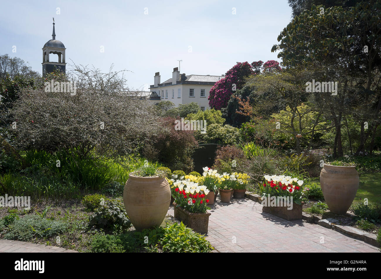 Uno scorcio di Heligan casa da vicino l'ingresso murato Flower Garden Foto Stock