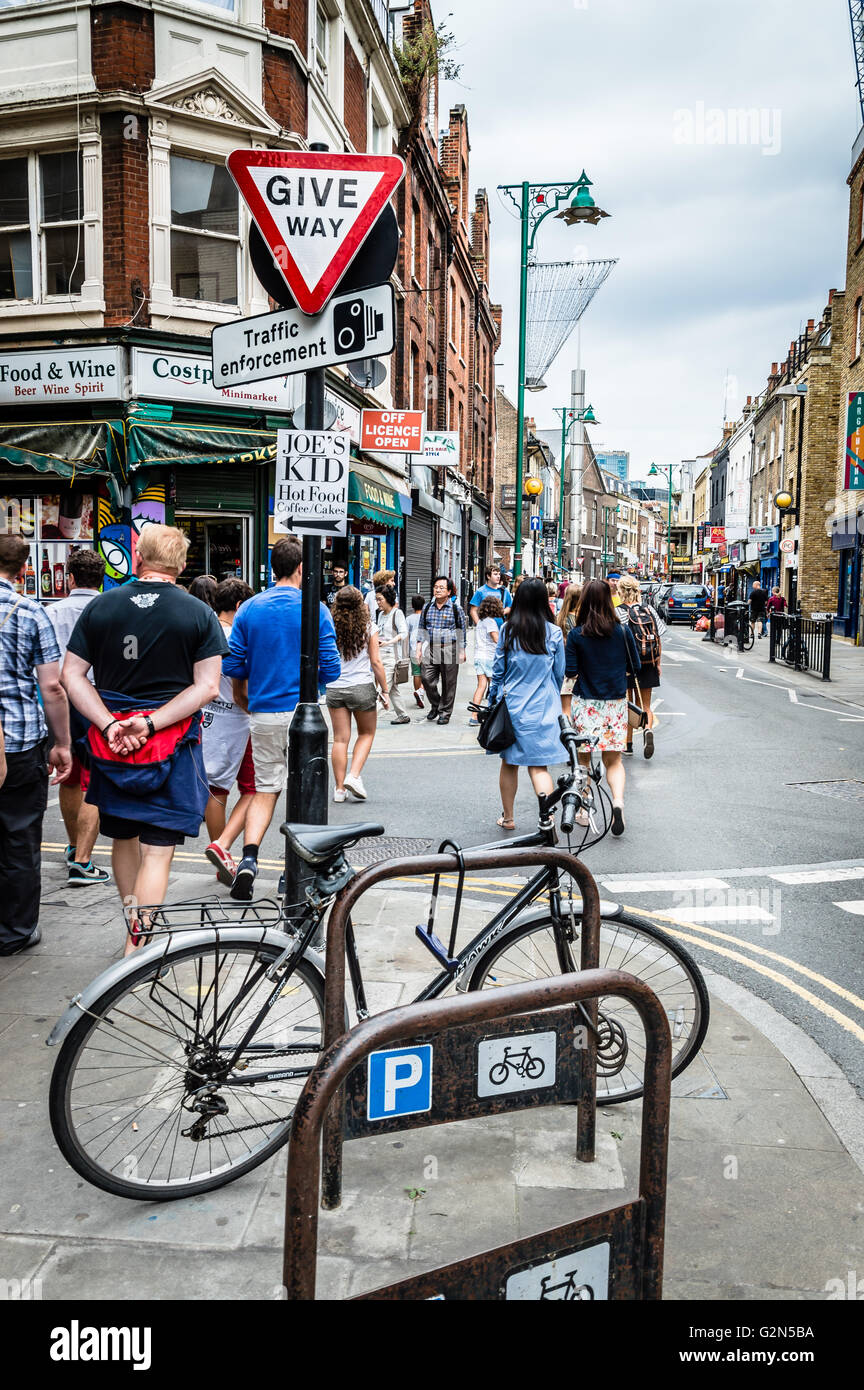 Londra, UK, 23 agosto 2015: la gente camminare su Brick Lane, è famosa per le sue numerose case di curry e per essere una vibrante arte un Foto Stock