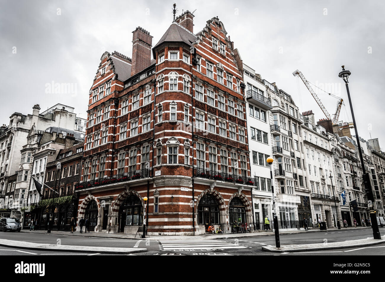 LONDON, Regno Unito - 24 agosto 2015: Elegante appartamento casa a Londra nel quartiere benestante: Pall Mall e St James Street Foto Stock