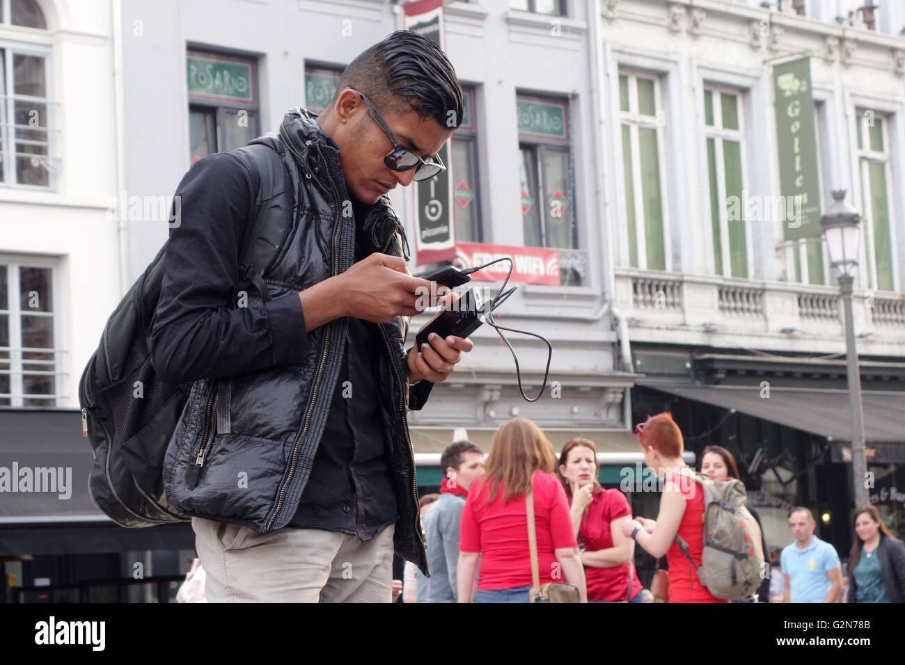 Ragazzo controllando il suo telefono ad Anversa in Belgio in Europa Foto Stock