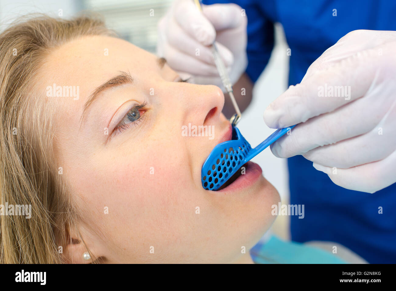 Dentista utilizzando una protezione bocca su di una donna Foto Stock