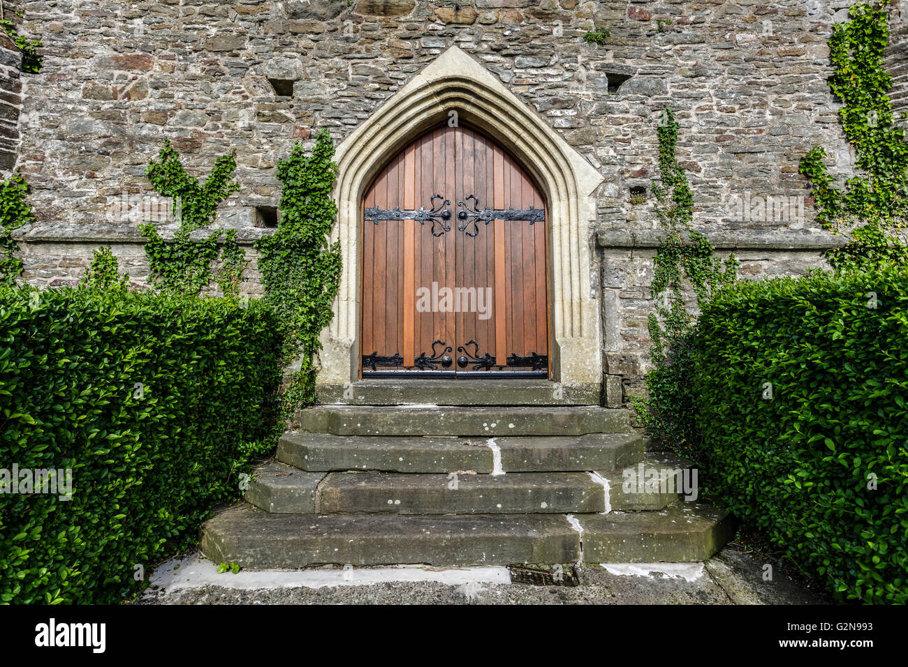 Porta della chiesa di Illtyd, Gwynno e Dyfodwg, Llantrisant, Widnes Foto Stock