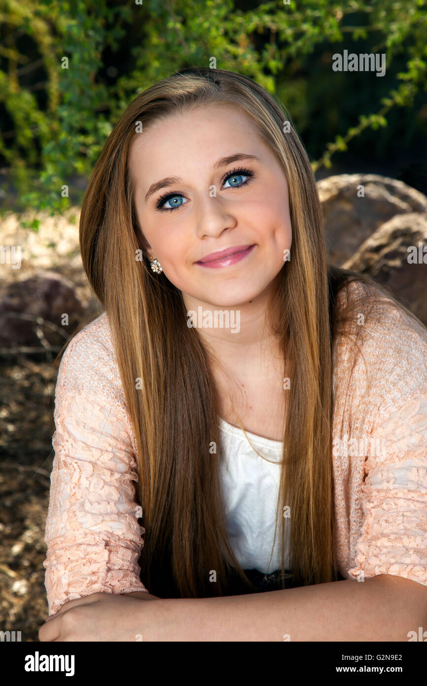 Ritratto di un bel blu-eyed, ragazza adolescente con lunghi capelli biondi. Foto Stock