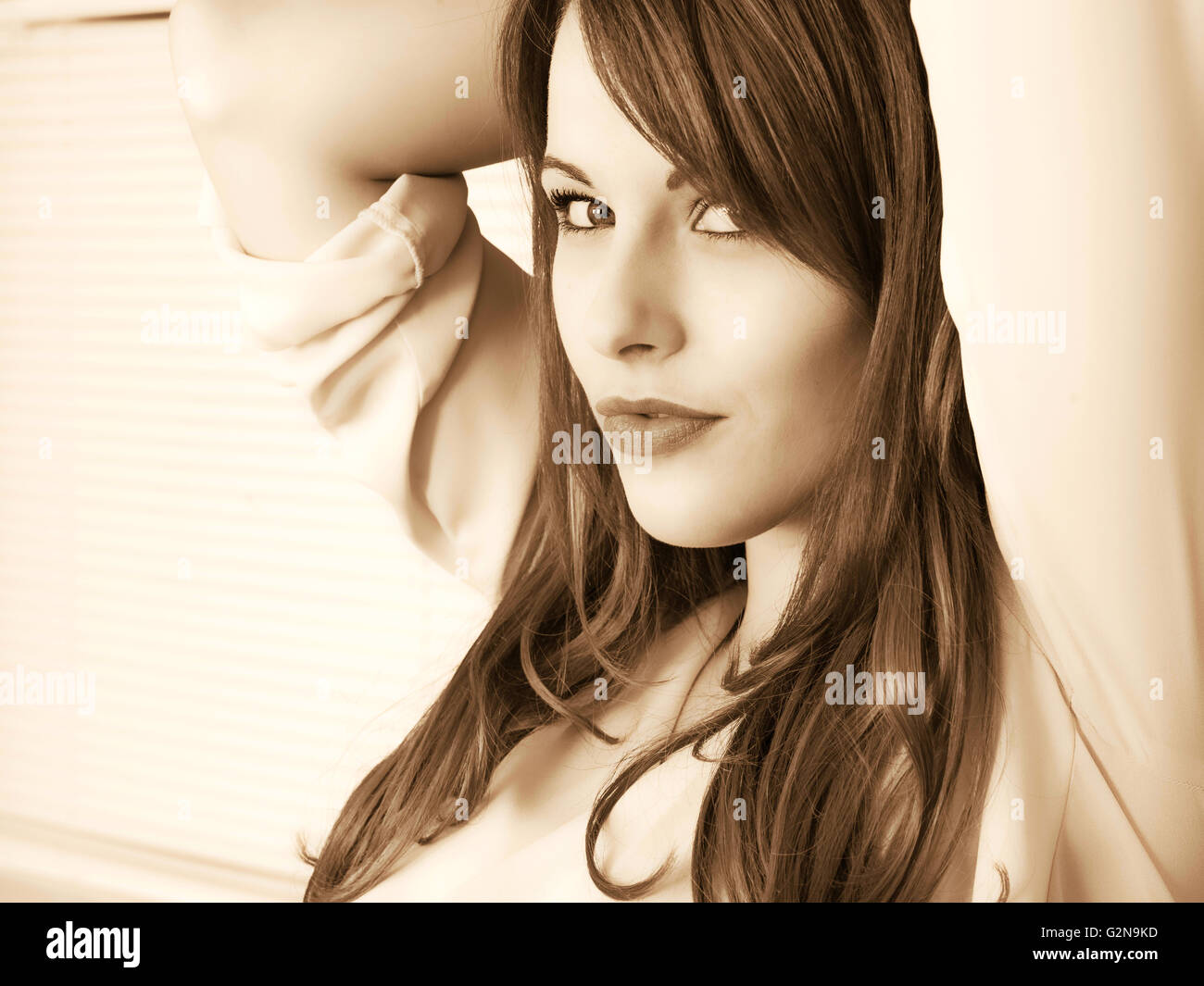Tonica Creative Ritratto di una giovane donna rilassata e contenuto guardando la telecamera Foto Stock